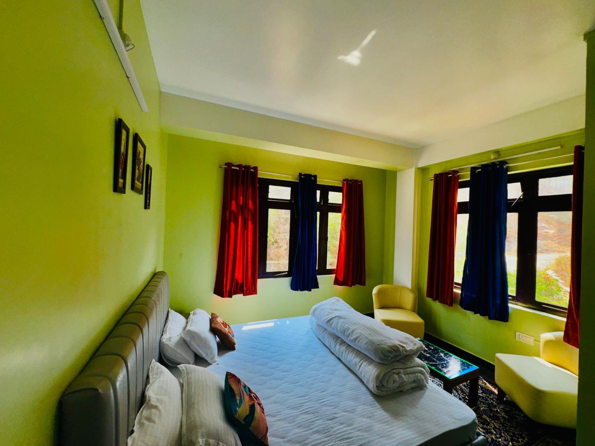 Xtsy Travellers Hostel Shillong Esterno foto