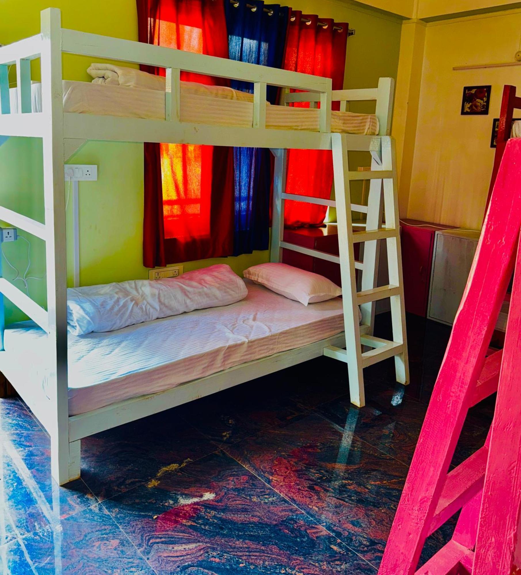 Xtsy Travellers Hostel Shillong Esterno foto